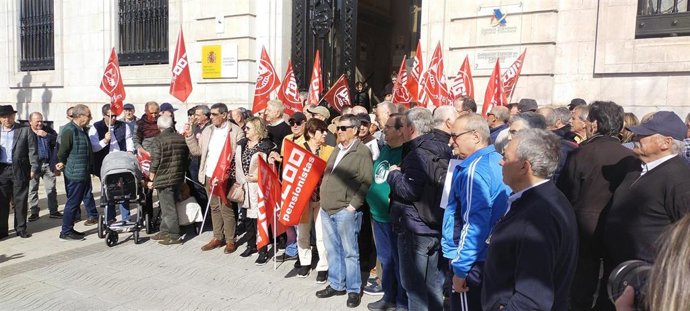 Más de 150 personas se concentran en Santander por la devolución "inmediata e íntegra" de la deuda a los mutualistas