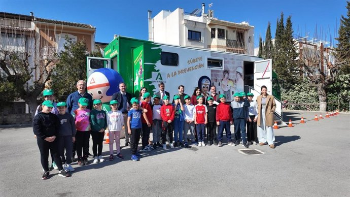 Autoridades y un grupo de escolares en el autobús de la campaña 'Aprende a Crecer con Seguridad'.