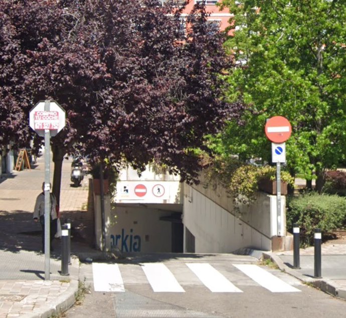 Arde un coche eléctrico en un aparcamiento del distrito de Salamanca