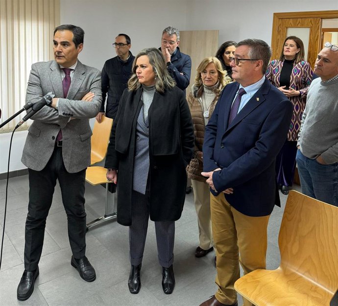 Archivo - José Antonio Nieto (izda.), junto a María Jesús Serrano, durante una visita reciente al Juzgado de Baena.