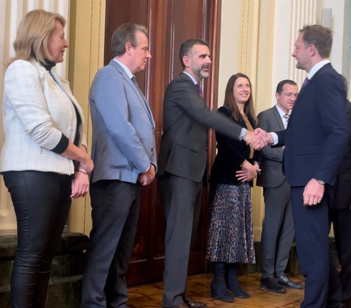 El consejero de Agricultura, Pesca, Agua y Desarrollo Rural, Ramón Fernández-Pacheco, ha pedido al comisario de Agricultura y Alimentación de la Unión Europea, Christophe Hansen, que se reconozca la "singularidad climática" de la agricultura andaluza.