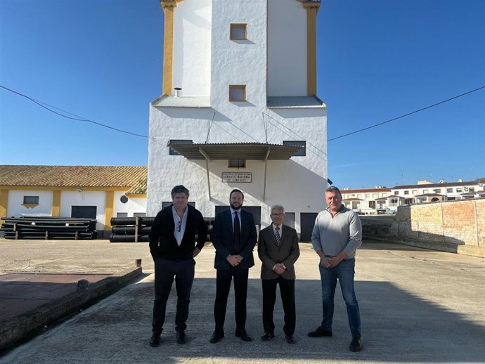 Autoridades frente al silo cedido al Ayuntamiento de Santaella.