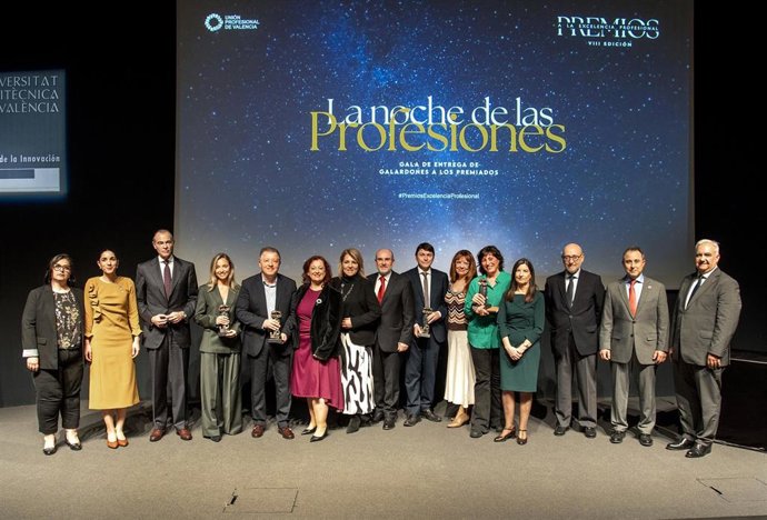 Archivo - Los premiados por la UPdV con el galardón junto al jurado y la presidenta de la entidad