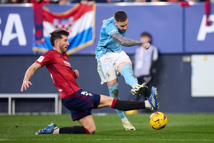 Archivo - Mihailo Ristic of RC Celta de Vigo competes for the ball with David Garcia of CA Osasuna during the LaLiga EA Sports match between CA Osasuna and RC Celta de Vigo at El Sadar on February 4, 2024, in Pamploma, Spain.