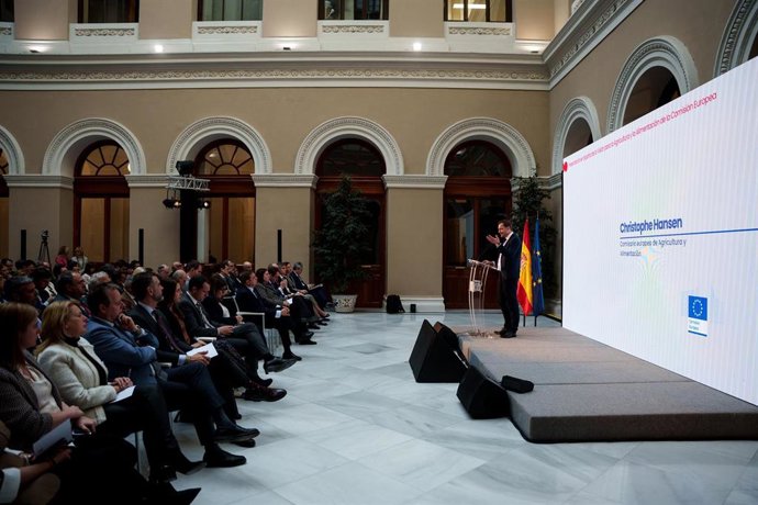 El comisario europeo de Agricultura y Alimentación, Christophe Hansen, ofrece una rueda de prensa tras un encuentro con el ministro de Agricultura, Pesca y Alimentación, Luis Planas, en el Ministerio de Agricultura, Pesca y Alimentación 