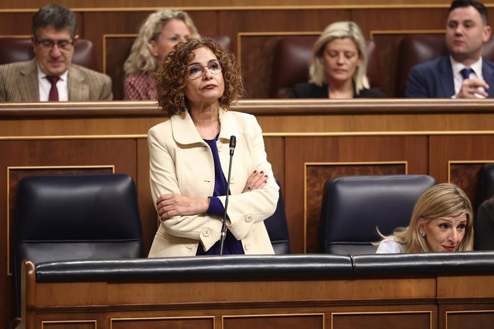 (I-D) La vicepresidenta primera y ministra de Hacienda, María Jesús Montero, y la vicepresidenta segunda y ministra de Trabajo y Economía Social, Yolanda Díaz, durante un pleno en el Congreso de los Diputados, a 19 de febrero de 2025, en Madrid (España)