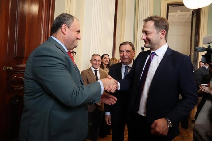 El consejero de Agricultura, Agua y Desarrollo Rural de C-LM, Julián Martínez Lizán; el comisario europeo de Agricultura y Alimentación, Cristophe Hansen; y el ministro de Agricultura, Pesca y Alimentación, Luis Planas.