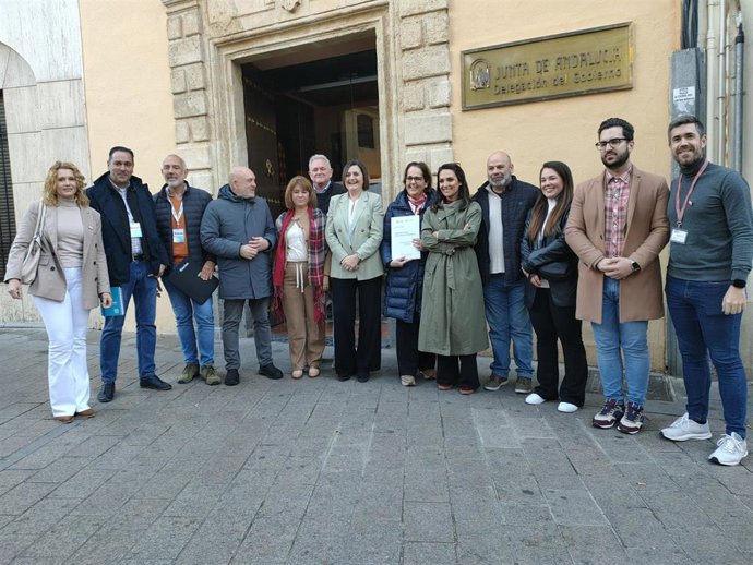 Representantes del Ayuntamiento de Córdoba, de sindicatos y patronales y de grupos municipales, ante la Delegación del Gobierno andaluz, tras entregar la solicitud de modificación de la ZGAT.