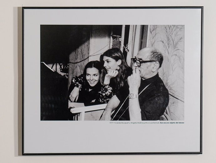 Una fotografía de Luis Buñuel junto a Carole Bouquet y Ángela Molina.