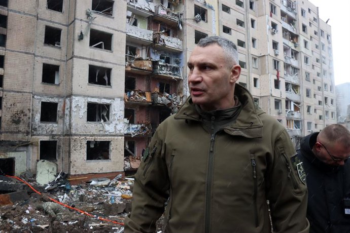 Archivo - Arquivo - 2 de janeiro de 2024: KYIV, UCRÂNIA - 2 DE JANEIRO DE 2024 - O chefe da cidade de Kiev, Vitali Klitschko, fala com a imprensa do lado de fora de um prédio residencial no distrito de Solomianskyi, danificado pelo ataque de mísseis russo