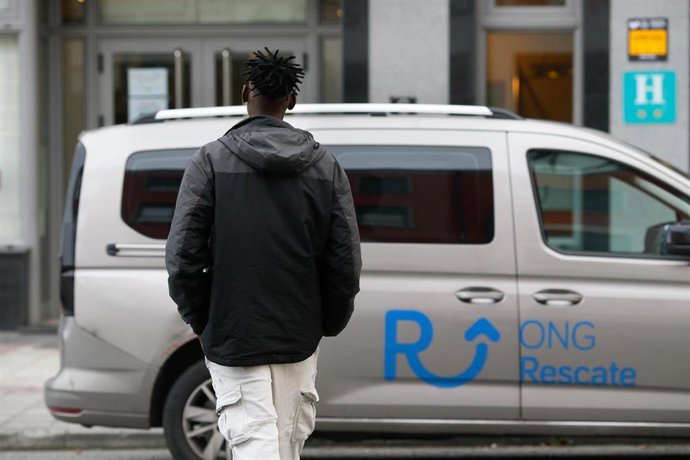 Un grupo de migrantes refugiados en el hotel en el que permanecen alojados en protesta por la denegación de sus solicitudes de asilo, a 19 de febrero de 2025, en Monterroso, Lugo