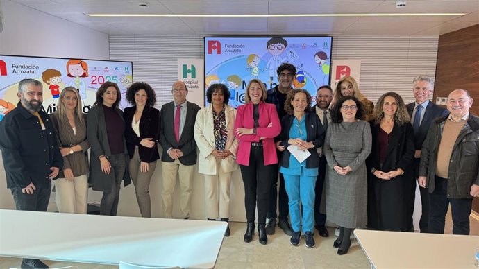 Autoridades en la presentación de la campaña 'Mira por l@s niñ@s'.