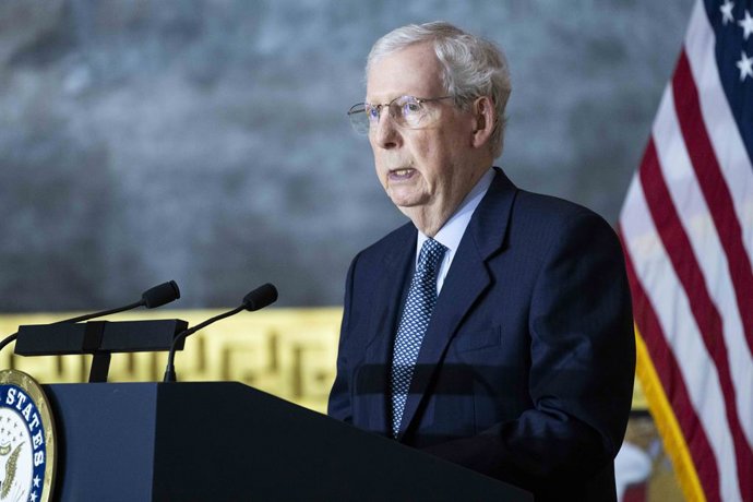 Archivo - 10 de setembro de 2024, Washington, Distrito de Columbia, EUA: O líder da minoria no Senado, MITCH MCCONNELL (R-KY), discursa em uma cerimônia de entrega da medalha de ouro do Congresso às famílias dos membros do serviço militar mortos no aeropo