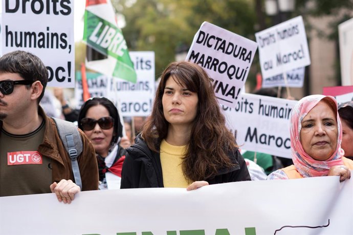 Archivo - La eurodiputada y portavoz de Podemos, Isa Serra (c), durante una manifestación por la autodeterminación del Sahara Occidental, a 16 de noviembre de 2024, en Madrid (España).