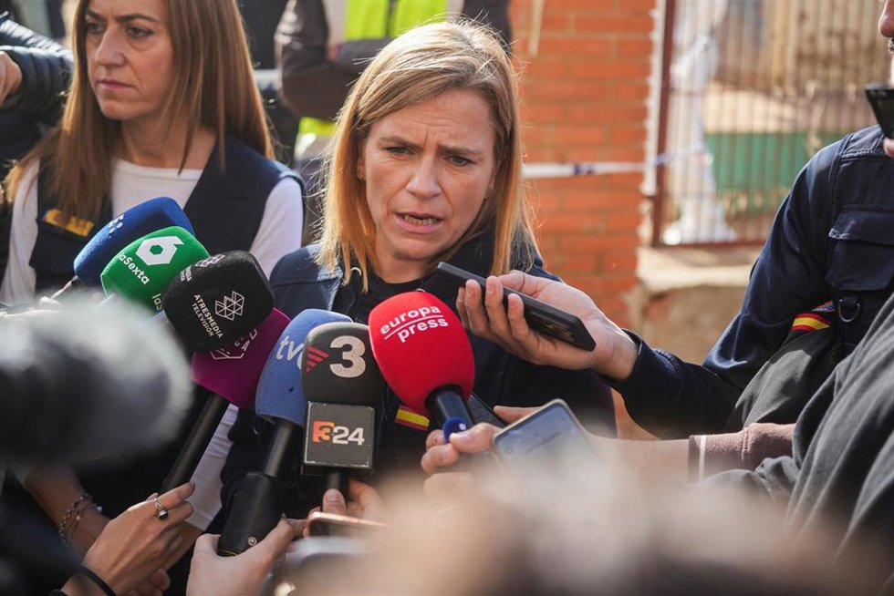 Archivo - La secretaria de Igualdad del PSOE, Pilar Bernabé, atiende a los medios de comunicación