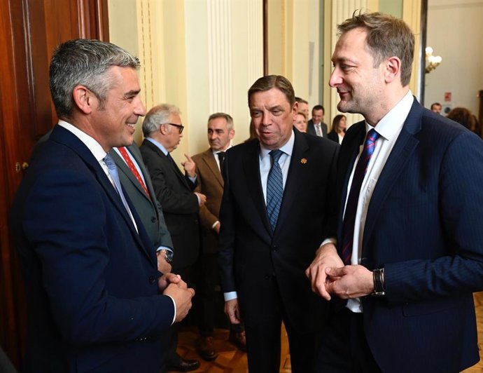 El consejero de Agricultura y Ganadería del Gobierno de Canarias, Narvay Quintero, con el comisario europeo de Agricultura, Cristophe Hansen