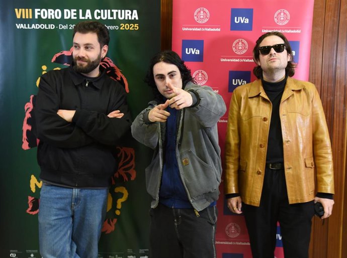Marcos Crespo, de Depresión Sonora, en el medio, acompañado por los músicos que le acompañan. El artista participa en el VIII Foro de la Cultura de Valladolid.