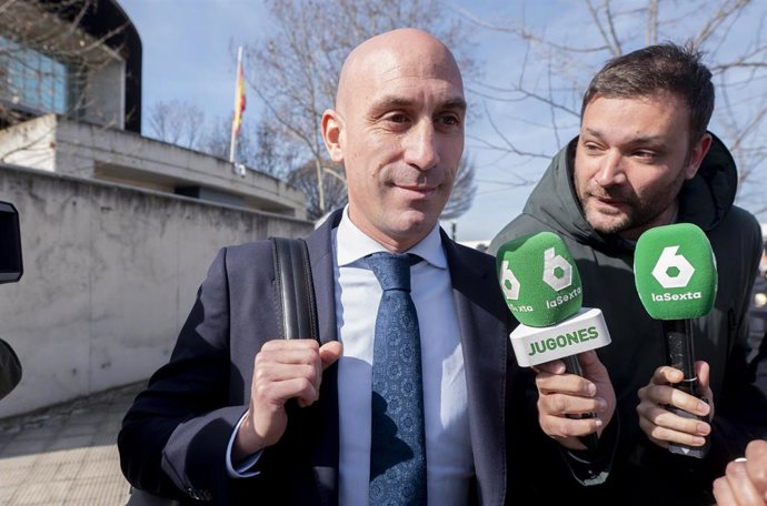 El expresidente de la Real Federación Española de Fútbol (RFEF) Luis Rubiales, a su salida de una nueva jornada del juicio contra Rubiales, en la Audiencia Nacional de San Fernando de Henares