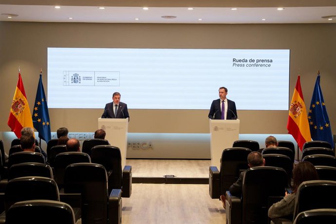 El ministro de Agricultura, Pesca y Alimentación, Luis Planas (i) y el comisario europeo de Agricultura y Alimentación, Christophe Hansen (d), ofrecen una rueda de prensa tras un encuentro en el Ministerio de Agricultura, Pesca y Alimentación, a 20 de feb