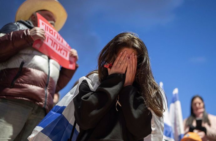 20 February 2025, Israel, Tel Aviv: Israelis light candles at Hostage Square in Tel Aviv, after the handover of the bodies of 4 Israeli hostages by Hamas. Hamas on Thursday turned over to Israel the bodies of four hostages held in the Gaza Strip, includin