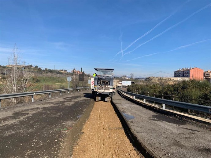 Obras de renovación de la carretera A-1232 entre Barbastro y Castillazuelo.