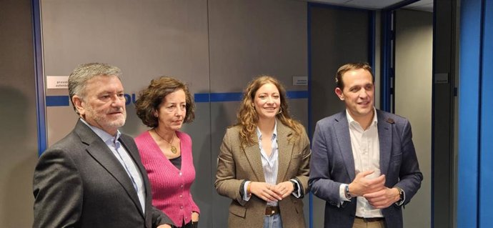 La vicesecretaria de Educación y Salud del PP, Ester Muñoz; el presidente del PP de Valladolid, Conrado Íscar, y el secretario regional, Francisco Vázquez, momentos antes de participar en la Junta Directiva Provincial