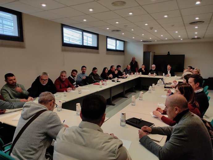 Imagen de archivo de representantes de ASCER y de los sindicatos en una sesión negociadora sobre el nuevo convenio colectivo del sector