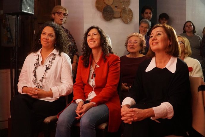 La actual secretaria general de la FSM, Catalina Claderas (i), la candidata al cargo y diputada, Amanda Fernández (c), y la secretaria general del PSIB y presidenta del Congres, Francina Armengol.