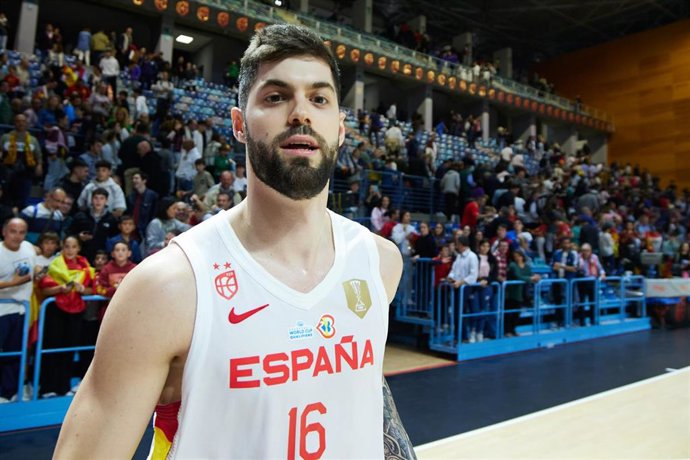 Archivo - Santi Yusta, en un partido con la selección española.