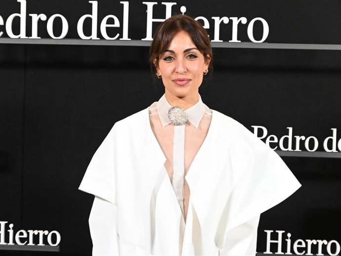Hiba Abouk posa en el photocall de Pedro del Hierro durante la presentación de su colección OI25-26 'El Pellizco' en la 81ª edición de MBFWM, a 20 de febrero de 2025, en Madrid (España).