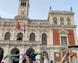 Jóvenes scouts levantan su pañoleta durante la celebración del Día del Pensamiento 2024 en Valladolid