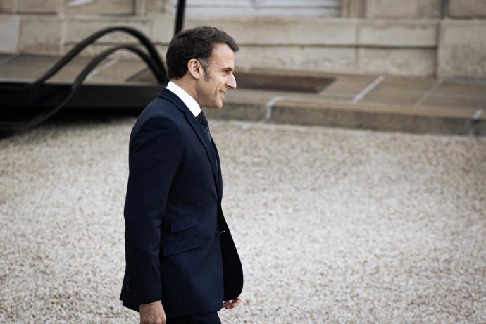 17 de fevereiro de 2025, Paris, França: O presidente francês Emmanuel Macron é visto no pátio do Palácio do Eliseu antes da reunião informal com líderes europeus. O presidente francês Emmanuel Macron presidiu uma reunião informal sobre a Ucrânia e a segur