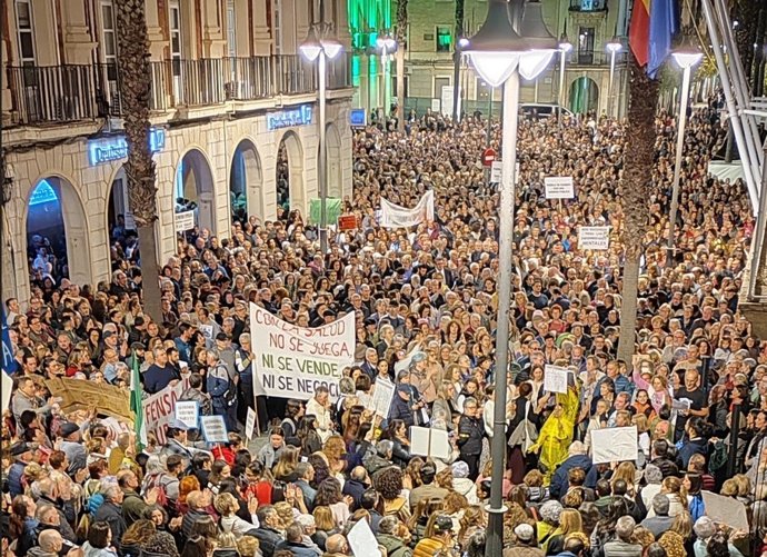 Miles de profesionales de todas las categorías sanitarias para reclamar una mejora de los servicios de la sanidad pública.