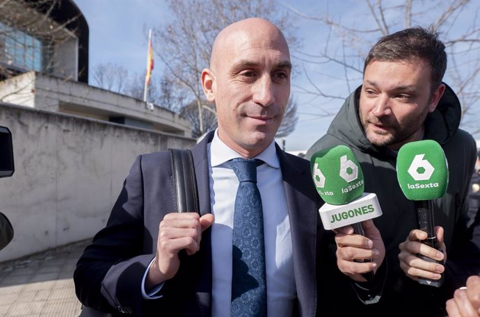 El expresidente de la Real Federación Española de Fútbol (RFEF) Luis Rubiales, a su salida de una nueva jornada del juicio contra Rubiales, en la Audiencia Nacional de San Fernando de Henares, a 14 de febrero de 2025, en San Fernando de Henares, Madrid (E