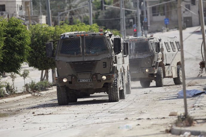 Archivo - 03 September 2024, Palestinian Territories, Tulkarm: Israeli armoured vehicles drive on a street during a raid in Tulkarem, amid a large-scale military offensive launched a week earlier in the West Bank. Photo: Mohammed Nasser/APA Images via ZUM