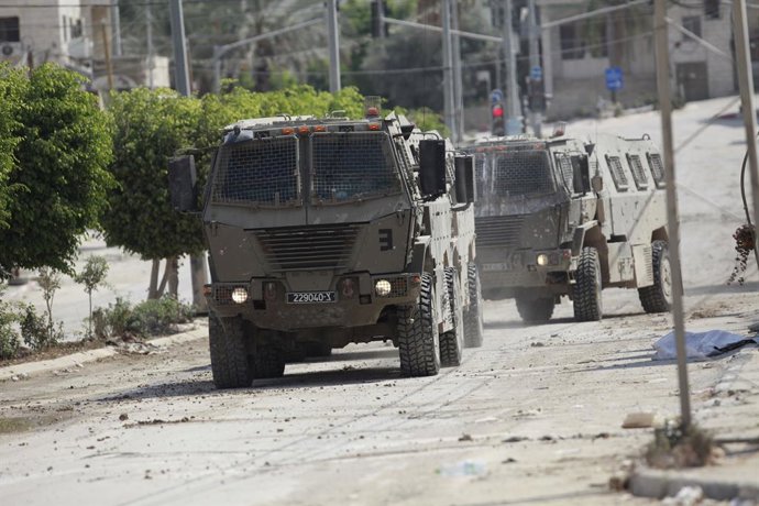 Archivo - Arquivo - 03 de setembro de 2024, Territórios Palestinos, Tulkarm: Veículos blindados israelenses circulam em uma rua durante um ataque em Tulkarem, em meio a uma ofensiva militar em larga escala lançada uma semana antes na Cisjordânia. Foto: Mo
