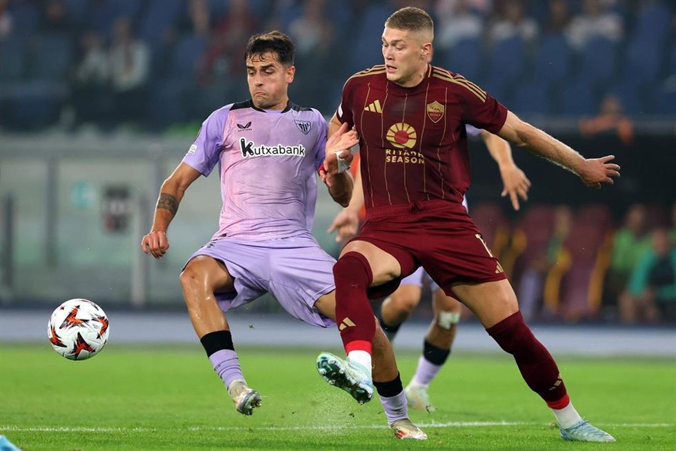 Archivo - 26 September 2024, Italy, Rome: Roma's Artem Dovbyk (R) and Athletic Bilbao's Leandro Paredes battle for the ball during the UEFA Europa League soccer match between AS Roma vs Athletic Club at Olimpico stadium. Photo: Marco Iacobucci/LiveMedia