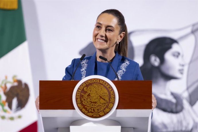 19 de fevereiro de 2025, Cidade do México, Df, México: A presidente do México, Claudia Sheinbaum, ouve a pergunta de um repórter durante a coletiva de imprensa diária no Salão do Tesouro do Palácio Nacional, em 19 de fevereiro de 2025, na Cidade do México