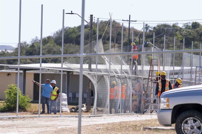 16 de fevereiro de 2025, Baía de Guantánamo, Cuba: Empreiteiros do Departamento de Defesa dos EUA instalam uma cerca para expandir o Centro de Operações de Detenção de Estrangeiros Ilegais na Estação Naval da Baía de Guantánamo, em 16 de fevereiro de 2025