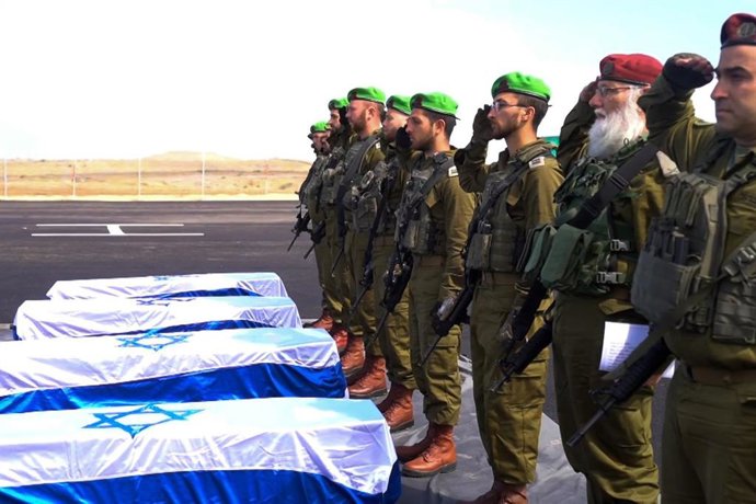 Soldados israelenses em frente aos caixões com os corpos dos reféns mortos entregues pelo Hamas.