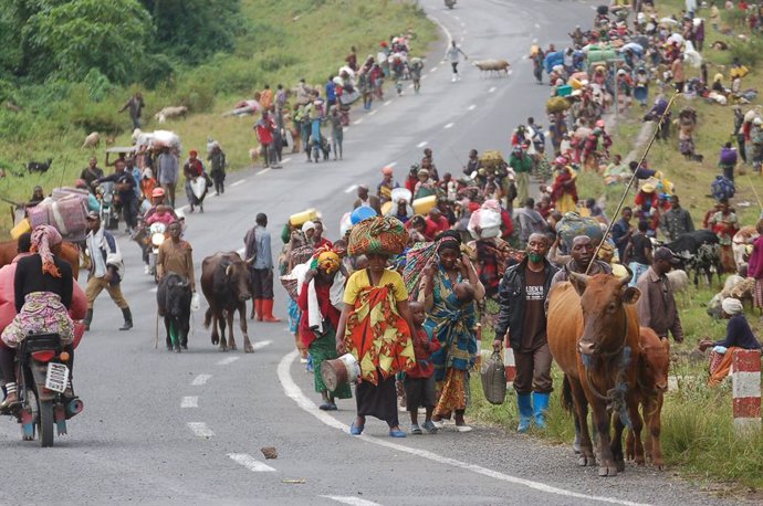 Archivo - GOMA, May 28, 2022  -- Photo taken on May 24, 2022 shows people fleeing due to the fighting between the Democratic Republic of the Congo (DRC) army and March 23 Movement (M23) rebels near the city of Goma, capital of North Kivu province of Democ