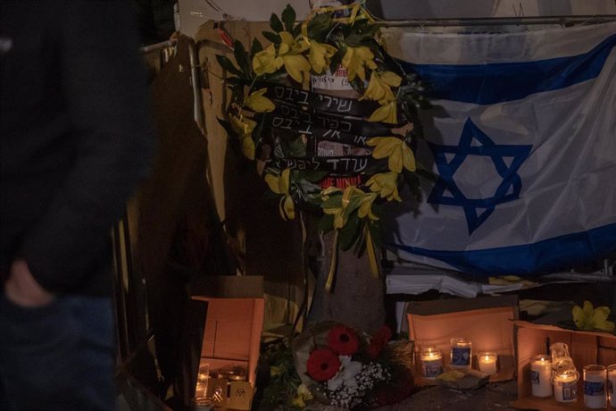 Memorial frente al instituto forense donde se han examinado los restos de la familia Bibas en Tel Aviv