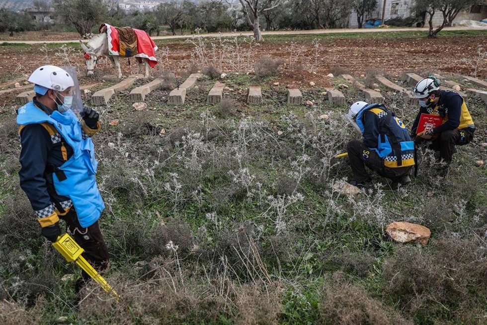 Archivo - Imagen de archivo de 'cascos blancos' restos de guerra sin activar en el noroeste de Siria