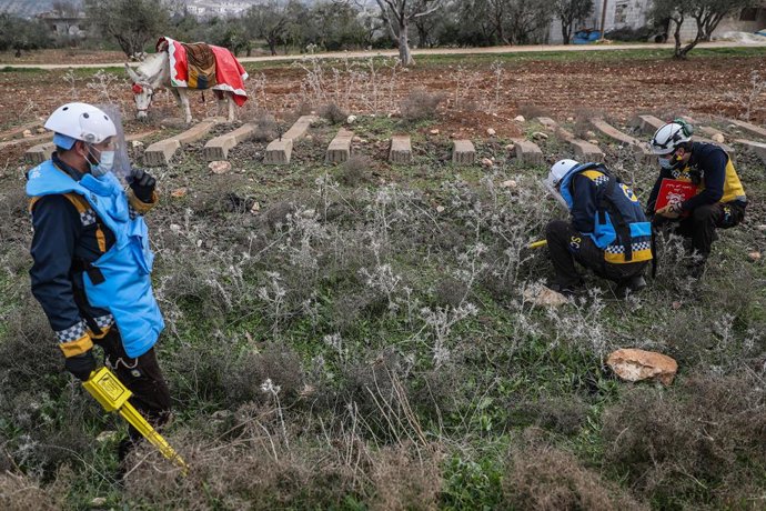 Archivo - FILED - 13 de janeiro de 2021, Síria, cidade de Idlib: Uma imagem disponibilizada em 25 de janeiro de 2021 mostra membros de uma equipe de remoção de material bélico não detonado da Defesa Civil da Síria, comumente chamada de Capacetes Brancos, 