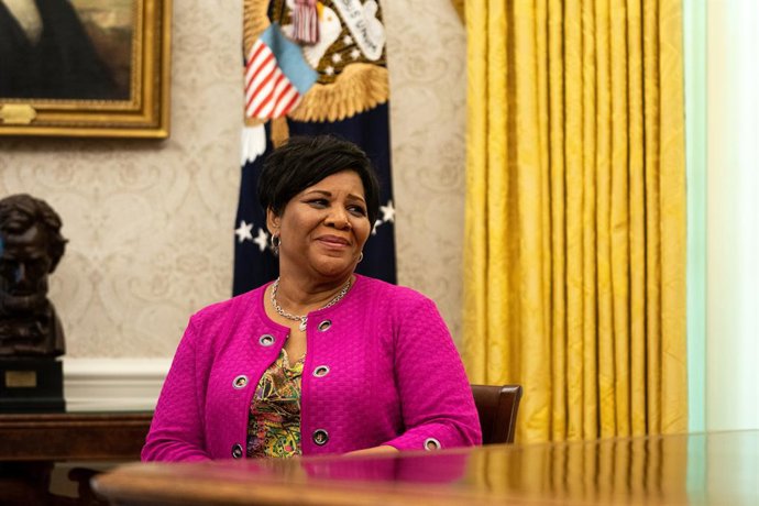 Archivo - 28 de agosto de 2020, Washington, Distrito de Columbia, EUA: Alice Marie Johnson, defensora da reforma da justiça criminal, ouve o presidente dos Estados Unidos, Donald J. Trump, anunciar que mudou a comutação de sua sentença de prisão para um p