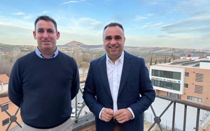 Jorge Sánchez, a la izquierda en la imagen, con el alcalde saliente de Alhendín, Francis Rodríguez