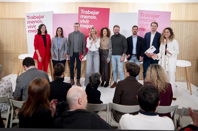 Archivo - Arquivo - Cúpula da Sumar com ministros e diferentes porta-vozes que compõem a coalizão para exigir a redução da jornada de trabalho, em 17 de janeiro de 2025, em Madri (Espanha).