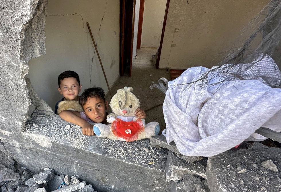 Dos niños palestinos en las ruinas de un edificio bombardeado por Israel en Beit Lahia, en el norte de la Franja de Gaza. 