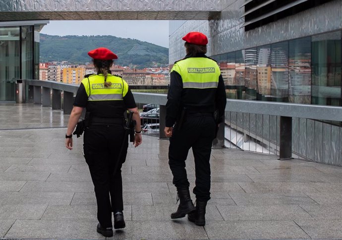 Archivo - Agentes de la Policía Municipal de Bilbao patrullan por la capital vizcaína