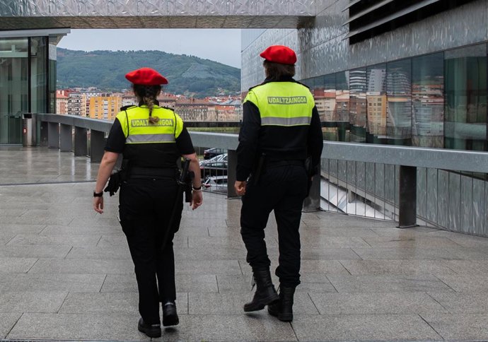 Archivo - Arquivo - Policiais municipais de Bilbao em patrulha na capital de Bizkaia